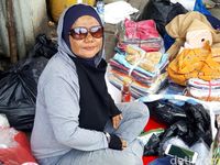 Pedagang di trotoar Stasiun Tanah Abang /