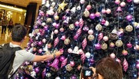 Traveler bahkan bisa ikut menghias pohon natal ini. Hotel terbaik untuk keluarga versi dari TripAdvisor TravellersChoice Award 2017 ini sudah menyiapkan yang terbaik untuk menyambut traveler. (Tri Ispranoto/detikTravel)