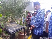 Anies melihat RPTRA Tanjung Elang Berseri yang diresmikan Ahok