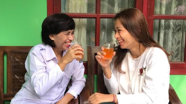 Berllian Marsheilla (kiri) bersama ibundanya, Dermiati.