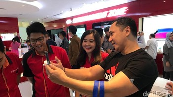 Ada pula yang mencoba keandalan kamera depan iPhone X untuk selfie. Foto: detikINET/Adi Fida Rahman