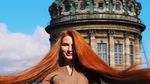 Foto: Saat Wanita Berambut Super Panjang Traveling ke Bali