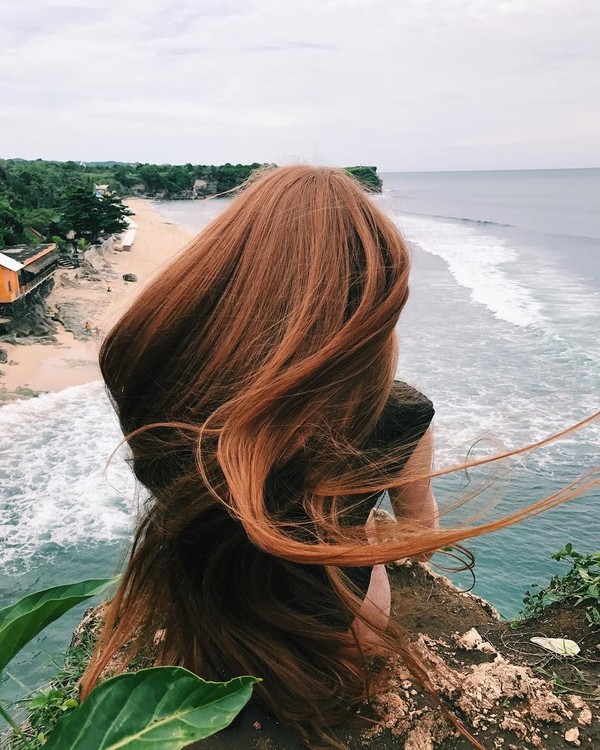 Foto: Saat Wanita Berambut Super Panjang Traveling ke Bali