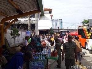 PKL Masih Bertahan di Trotoar Tanah Abang, Satpol PP Turun Tangan