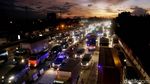 Foto: Jelang Libur Natal, Tol Jakarta-Cikampek Padat Merayap