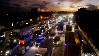 Kendaraan mengular di Tol Tol Jakarta-Cikampek di kawasan Cikunir, Bekasi, Jawa Barat, Jumat (22/12/2017).