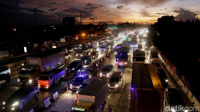 Foto: Jelang Libur Natal, Tol Jakarta-Cikampek Padat Merayap