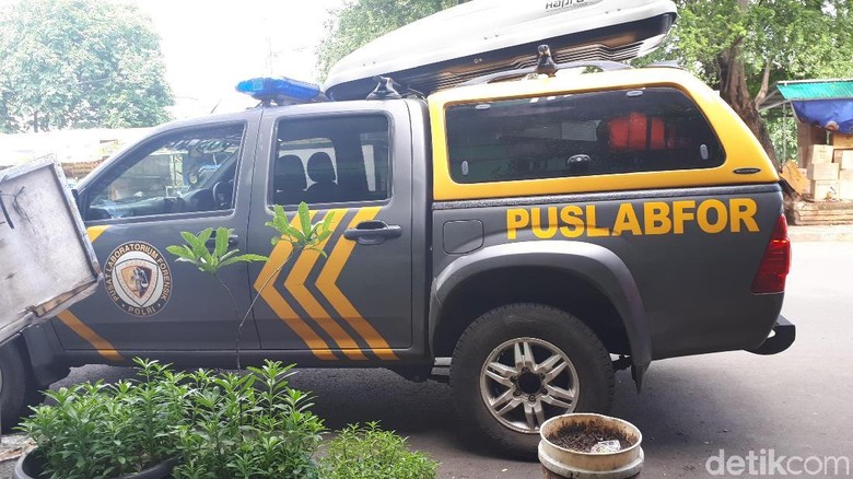 Puslabfor Polri Datangi SMPN 32 Tambora yang Roboh Puslabfor Polri Datangi SMPN 32 Tambora yang Roboh