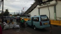 Foto: Pantauan detikcom di lokasi, Jumat (22/12/2017) sejak pukul 06.10 WIB, kawasan Tanah Abang mulai bergeliat menjelang penutupan pukul 08.00 WIB nanti. Kendaraan masih lalu lalang dengan bebas. Fotografer: Haris Fadhil-detikcom.