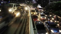 Kendaraan mengular panjang di Jalan Gatot Soebroto.