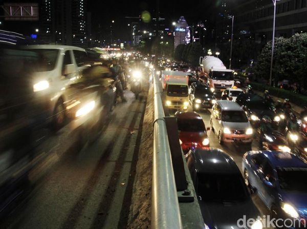 Semakin Malam, Jalan Gatot Soebroto Semakin Padat
