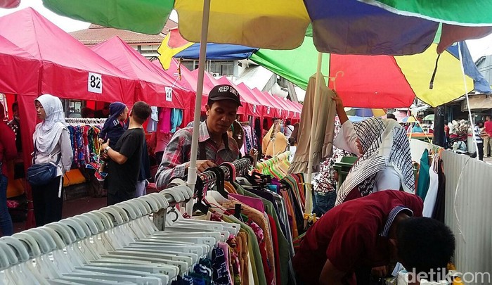 Gubernur DKI Jakarta Anies Baswedan mulai hari ini mengizinkan pedagang kaki lima (PKL) berjualan di depan Stasiun Tanah Abang. Hal ini dikeluhkan pedagang pasar Blok G.