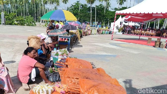 Jokowi Borong Dagangan Mama-mama Papua yang Inspiratif