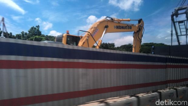 Proyek perbaikan jalan yang mempersempit jalur kendaraan