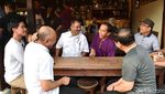 Foto: Potret Santai Jokowi dan Menterinya Nyeker sampai Ngopi di Kuta