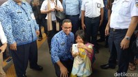 Tak mau kelewatan momen, gadis kecil itu mengajak Anies selfie atau berswafoto di Stasiun Kebayoran. (Foto: Muhammad Fida Ul Haq/detikcom)