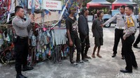 Tiga orang pemuda ini memodifikasi kendaraan roda dua menyerupai gubuk. Vespa gembel itu dimodif dengan menambahkan berbagai barang. Mulai dari botol air mineral, dedaunan hingga ban bekas.