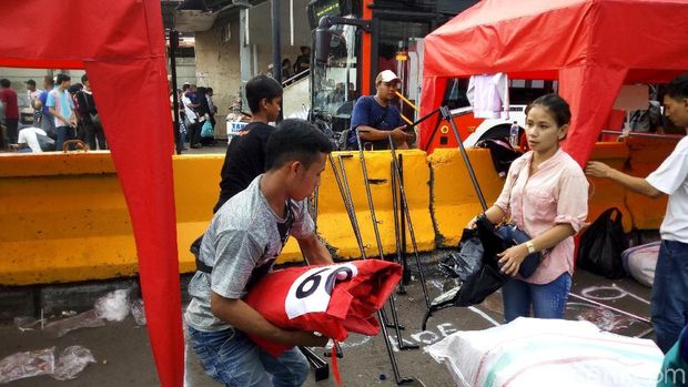Pedagang Mulai Bongkar Tenda di Depan Stasiun Tanah Abang