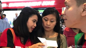 Mereka yang penasaran dengan iPhone X pun akhirnya bisa menjajal langsung. Foto: detikINET/Adi Fida Rahman