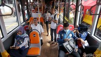 Penampakan sejumlahw arga saat menajajal shuttle bus bernama Tanah Abang Explorer.