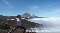 Blogger dan instruktur yoga asal San Francisco, AS bernama Amy Maloon keliling dunia sambil tetap rajin latihan yoga di alam bebas (Frog Song Medicine/Youtube)