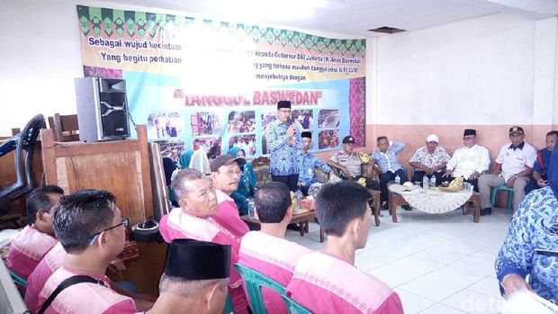 Warga Jati Padang Syukuran Tanggul Baswedan