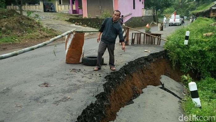 Jalur Alternatif Batang-Magelang Amblas