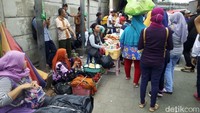 Para PKL ini tetap berjualan di trotoar karena tidak dapat tenda untuk jualan di jalan yang steril dari kendaraan umum.