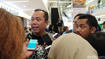 Djatmiko Wardoyo, Marketing and Communications Director Erajaya Group, tengah diwawancara media. Foto: detikINET/Anggoro Suryo Jati