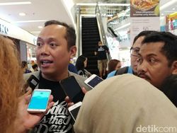 Orang Jakarta Banyak yang Rela Antre Beli Ponsel Rp 20 Juta
