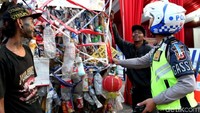 Vespa itu berjalan sangat lambat saat melintas di Jalan Raya Limbangan-Malangbong. Sedangkan tubuh Vespa yang telah dimodifikasi itu menutupi hampir separuh badan jalan. Hal tersebut lah yang menimbulkan kemacetan. (Dok Polres Garut).