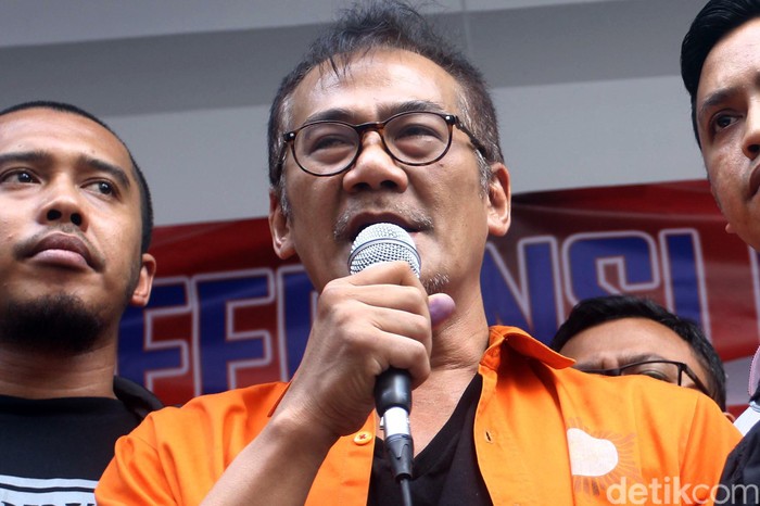 Wulan Guritno Berharap Tio Pakusadewo Tak Diperlakukan Seperti Penjahat