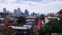 Satu jalur di depan Stasiun Tanah Abang dimanfaatkan untuk bus Tanah Abang Explorer (Foto: Haris Fadhil/detikcom)