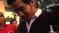 Usai menjalani pemeriksaan 8,5 jam, Rheza hanya menunduk dan menebar senyuman (Foto: Nur Indah Fatmawati/detikcom)