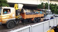 Foto: Ada pula sejumlah angkot dan ojek yang berhenti di pinggir jalan dan menyebabkan arus lalu lintas tesendat di depan stasiun Tanah Abang. Selain itu, terlihat sebuah truk membawa tenda yang baru tiba. Fotografer: Haris Fadhil-detikcom.