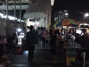 Jalan Sudah Dibuka Lagi, Begini Suasana PKL di Trotoar Tanah Abang