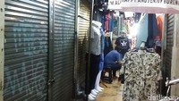Pedagang mengaku omzet penjualannya turun sejak PKL menempati jalan di kawasan strategis tempat penumpang turun dari stasiun.