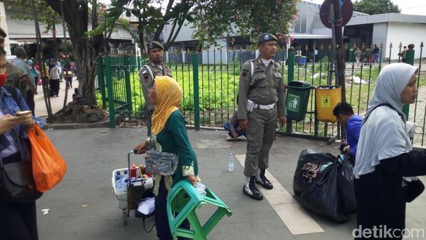 Satpol PP di trotoar Tanah Abang / 
