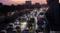 Kendaraan tampak mengular panjang seperti terlihat sore ini.