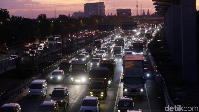 Jelang libur Natal, kemacetan terjadi di Tol Jakarta-Cikampek. Seperti terlihat di kawasan Cikunir, Bekasi, Jawa Barat, Jumat (22/12/2017).