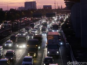 Dari Lensa Drone, Ini Pantauan Arus Lalu Lintas Menuju GT Cikampek
