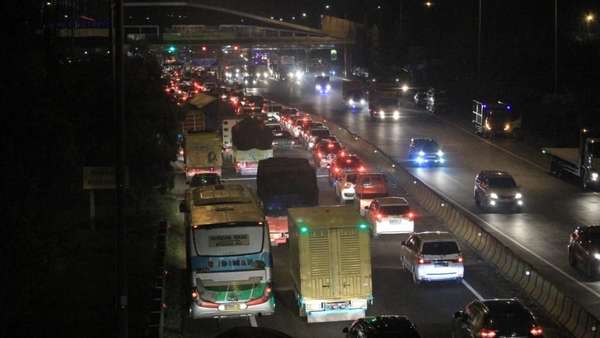 Lancarnya Arus Balik Febri Berkat One Way ke Arah Jakarta Lancarnya Arus Balik Febri Berkat One Way ke Arah Jakarta