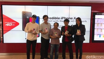 Mereka pun berkesempatan untuk berfoto bersama dengan Presiden Direktur Smartfren Merza Fachys. Foto: detikINET/Adi Fida Rahman