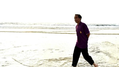 Foto: Potret Santai Jokowi dan Menterinya Nyeker sampai Ngopi di Kuta