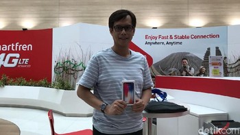 Daniel juga ikut dalam deretan fanboy yang rela mengantre demi iPhone X. Foto: detikINET/Adi Fida Rahman