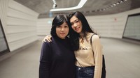 Kebersamaan Isyana Sarasvati dan ibunya yang ternyata sama-sama lucu. Dok. Instagram