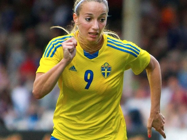 Kosovare Asllani adalah wanita cantik pemain bola asal Swedia, yang telah menjadi langganan skuad timnas negaranya. Bermain sebagai penyerang, Kosovare dinilai pecinta sepakbola memiliki kecepatan dan teknik yang bagus. Foto: Istimewa