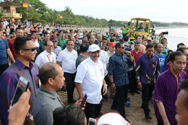 Warga dan turis yang ada di Pantai Kuta pun tampak ramai dan senang dengan kehadiran presiden beserta kedua menterinya (Dok. Kemenpar)