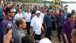 Foto: Gaya Santai Jokowi dan Menterinya Tinjau Pantai Kuta