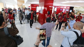 iPhone 8, iPhone 8 Plus dan iPhone X resmi dijual di Indonesia. Ini ditandai dengan penjualan perdana ketiga ponsel tersebut di Galeri Smartfren. (Foto: Ari Saputra)